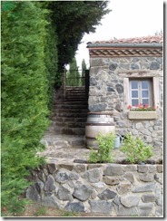 Escalier d'accès à abri de jardin construit en pierre basaltique 